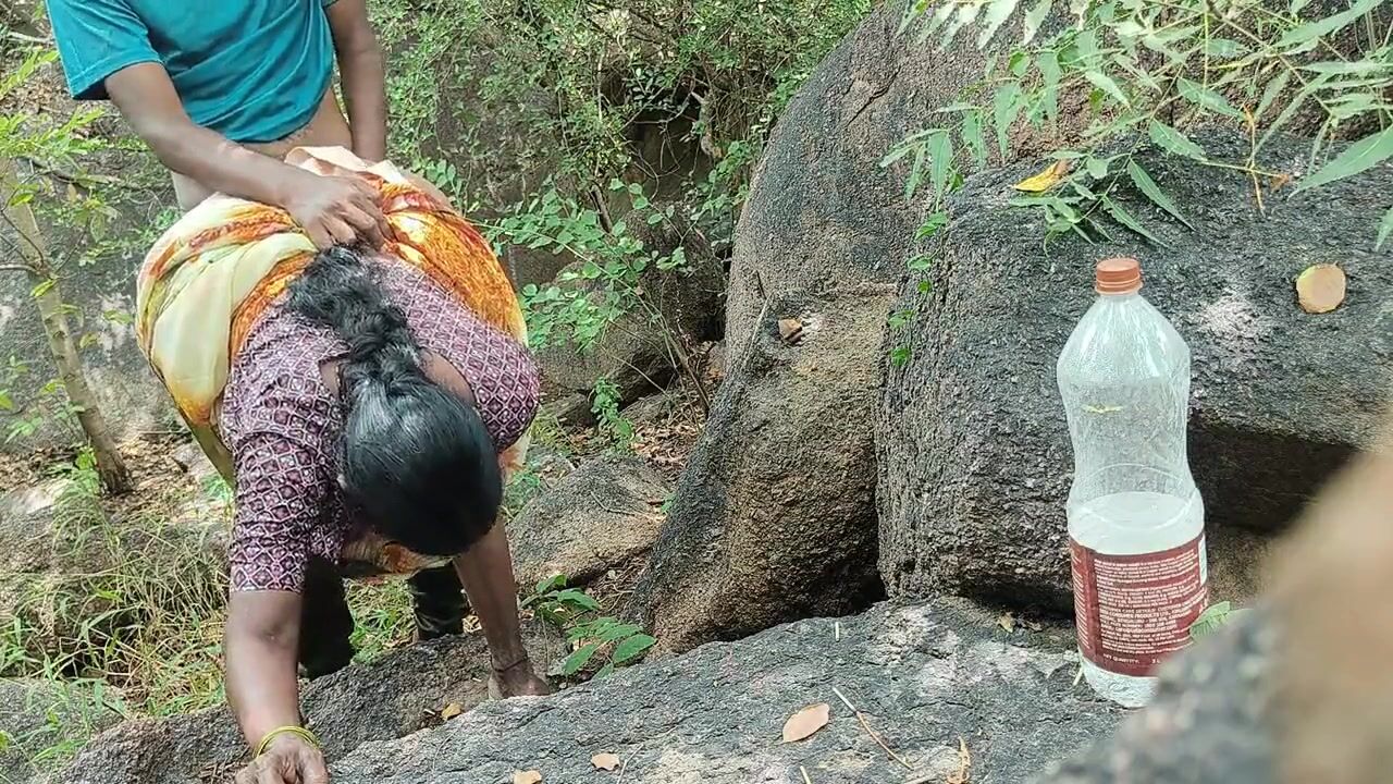 पहाड़ी में हगने आई गाँव की आंटी और लड़के की चुदाई
