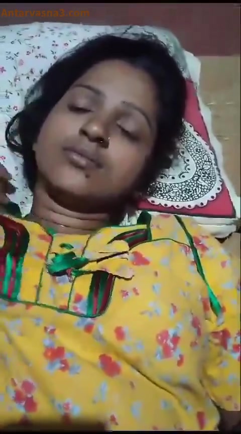 गाँव की भाभी की चूची दबा के चूत भी गरम की