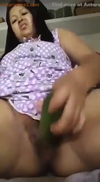 मोटे खीरे से चूत की खुजली मिटाई नेपाली आंटी ने