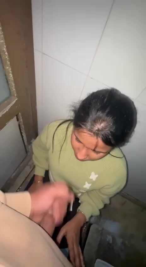 अस्पताल के टॉयलेट में पंजाबी कपल की ब्लोव्जोब और हेंडजॉब एमएमएस