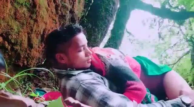 आदिवासी आंटी ने लंड चूसा और चुदवा लिया खेतों में
