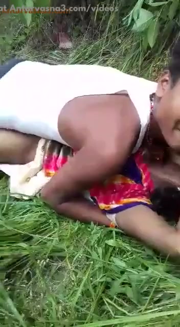 गाँव की प्रेमिका को जंगल में दोस्त के सामने चोदता प्रेमी