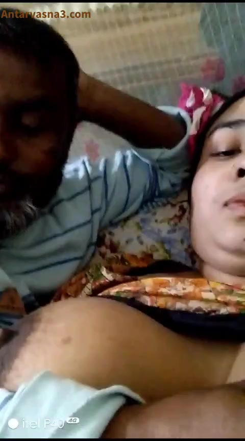 कोठे की रंडी अमीना के बूब्स से खेलता टेम्पो ड्राइवर