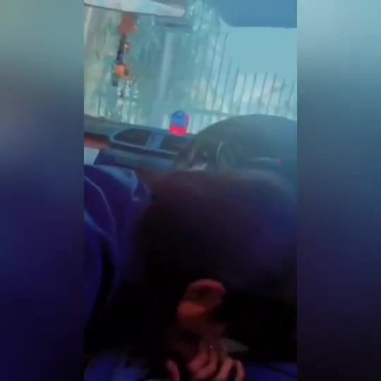 जवान लड़की ने कार में बॉयफ्रेंड का लंड चूसा